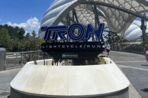 Cómo conseguir reservas para TRON Lightcycle Power Run en Magic Kingdom (2024)