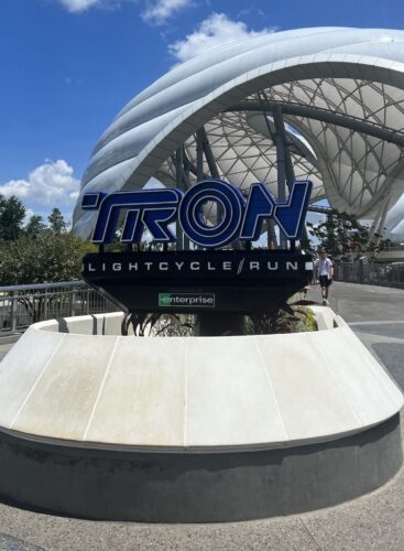Cómo conseguir reservas para TRON Lightcycle Power Run en Magic Kingdom (2024)